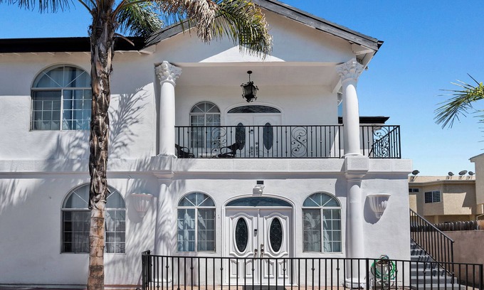 NoHo Arts District Apartment | private 1bedroom & private bath with king bed in lovely unit by Universal studio