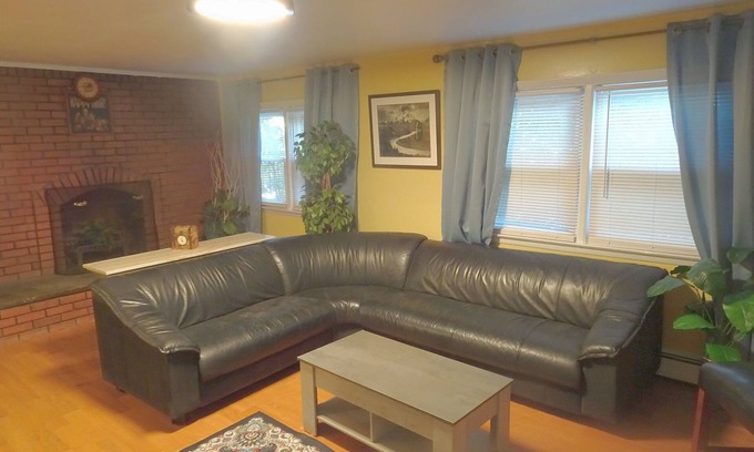 Huntington Apartment | Private 1BR Apt Peaceful Stay 1hr to NYCnGreat amenities - great town!
