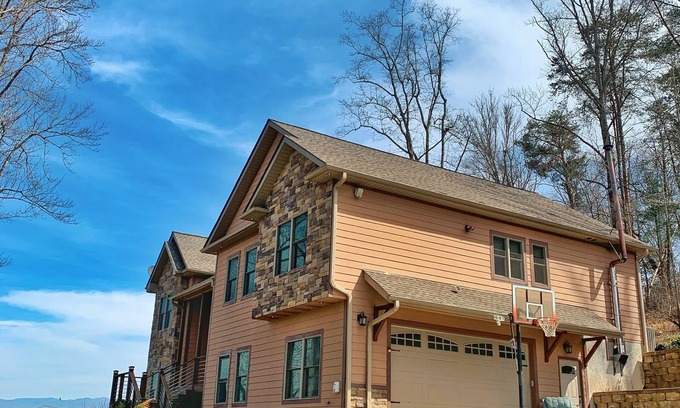 Leicester House | Private 1st Floor Unit - Full Kitchen - Master BR w King sized bed - 13 min 2 DT