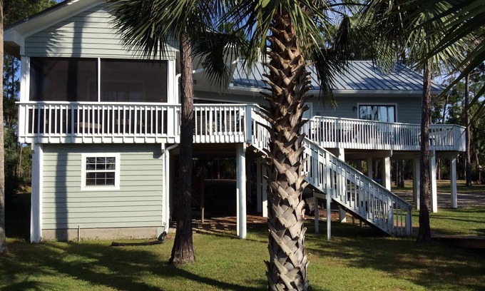 Plantation House | Private 2.5 acre bayfront. KAYAK LAUNCH + boat slip. Thanksgiving week open 2025
