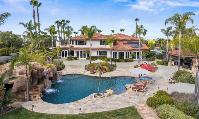 Encinitas House | Private 2 acre 5-bedroom estate in Encinitas with resort pool and guest house