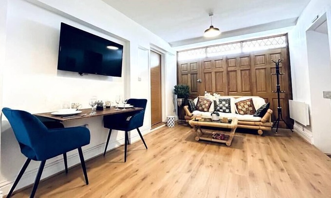 Potters Bar House | Private 2 Bed - 18 min to Central