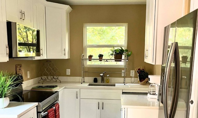 Oakhurst House | Private 2 Bed and 2 Bath ADU House with Garage!