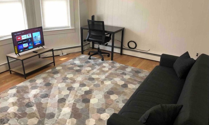 Elizabeth Apartment | Private 2-bedroom apartment with direct bus to NYC Manhattan only a 5-minute walk away