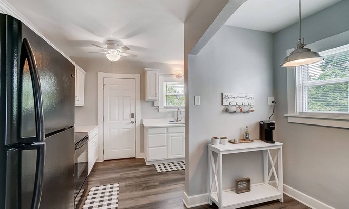 Ottawa Apartment | Private 2 bedroom apartment within walking distance to Toledo Hospital!