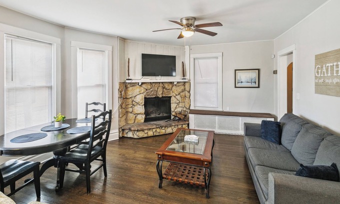 Libertyville Apartment | Private 2 Bedroom Walk to downtown Libertyville