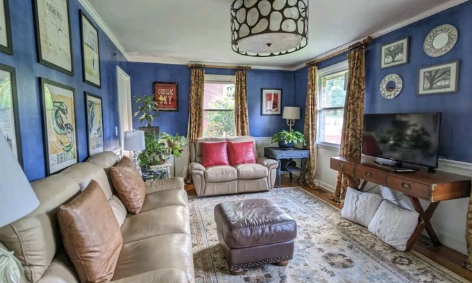 Woodberry Park House | Private 2 King Bedroom Guest Suite w/Full Kitchen. 3 miles to BNA 7 miles to DT