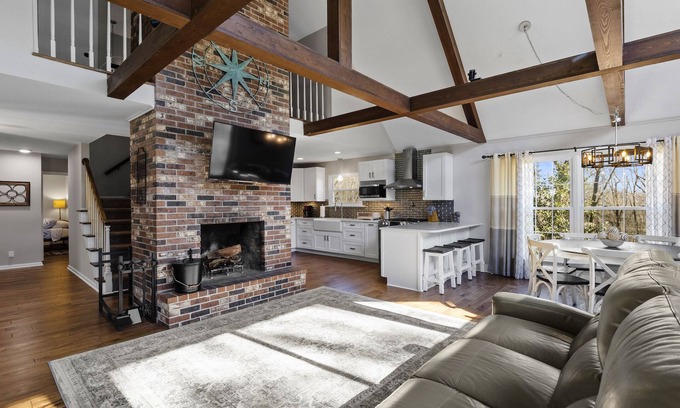 Lookout Valley Neighborhood Association House | Private 2+park like acres, 15 min to downtown, pond, fishing, game room