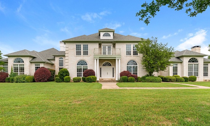Dallas House | Private 20+ Acre Estate. Enjoy Space & Freedom.
