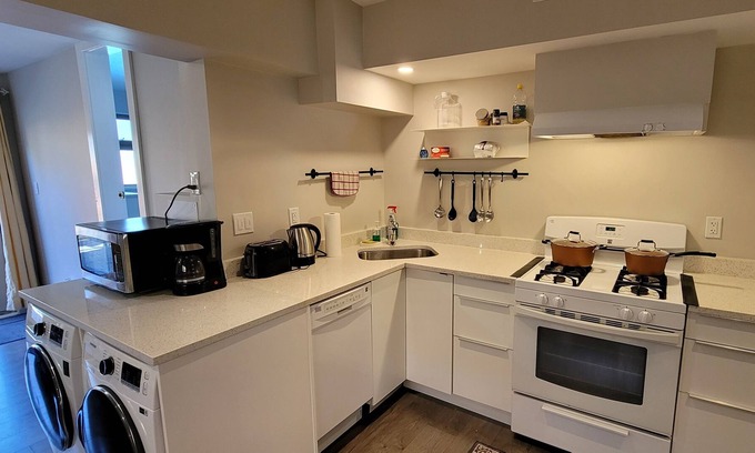 Dollarton House | Private 2bdr Suite Near Deep Cove