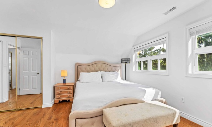 Burlington Apartment | Private 2bdrm unit with ensuite Laundry - U5A