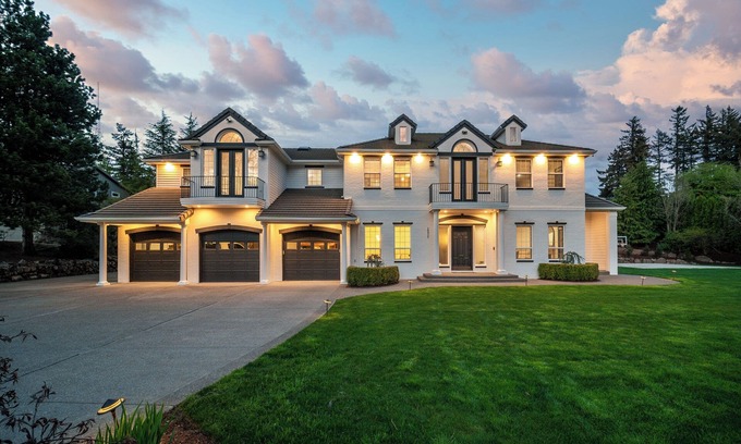 Happy Valley House | Private 3-Acre Luxury Estate w/HotTub & Chef Kitchen in Beautiful Happy Valley