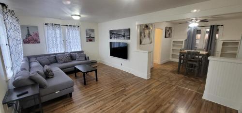 Harbor Gateway North Apartment | Private 3 bedroom Home in Los Angeles-Gardena, California