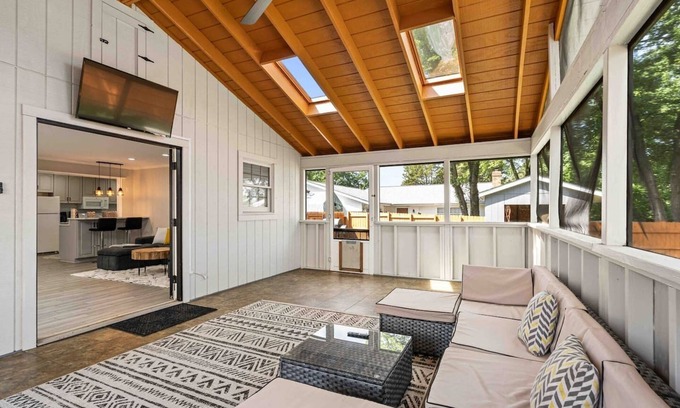 Sterling House | Private 3BDR, Spacious 1LVL Home, Mins to Airport