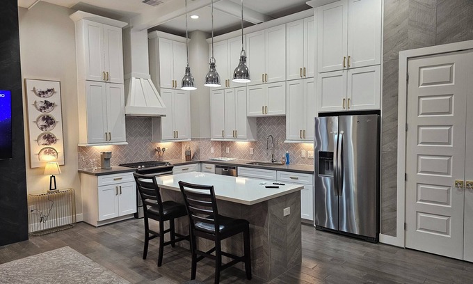 Spring Branch Central House | Private 3BR Luxury Home 2021 Built - Near Memorial - 2-Car Garage + Patio Grill