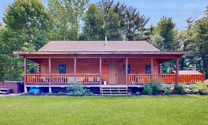 Scarborough House | Private 3BR waterfront home, hot tub, pool table, sandy beach, BBQ, w/d, wifi