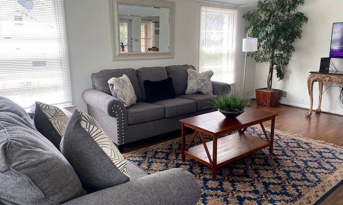 Wayne House | Private 4 BDRM- 2 BATHS house, 5 Miles from Downtown #7 ❤️