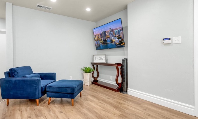Tower District House | Private 4 Guest Home W/ King Bed & Fast WiFi