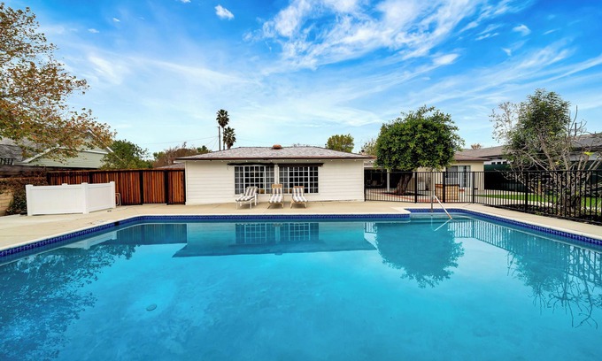 Woodland Hills House | Private 4BR+Guest Estate W/Pool, Piano, & Games!
