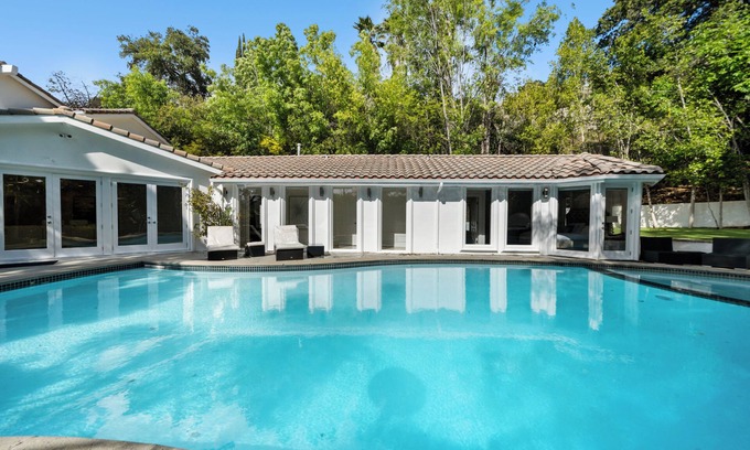 Encino House | Private 5 bed/6bath Encino Estate W/Pool
