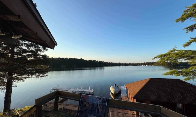 Hayward House | Private 6-Bdrm LakeHouse Estate 1000+ft Lakeshore
