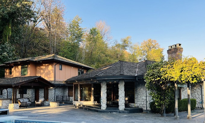 Lower Sumas Mountain House | Private 6 bedroom home with pool & hot tub