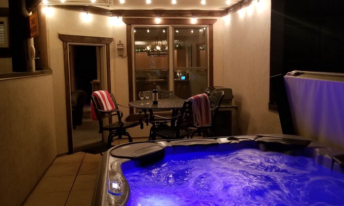 Warrior's Mark Condo | Private 6-Person Hot Tub~Walk to Lift/Town~New Remodel~5-Star Host~Hi-Speed WiFi