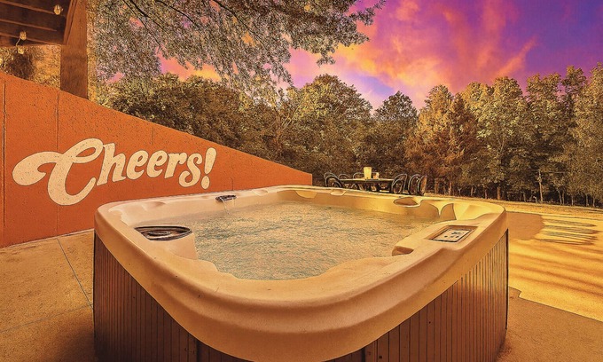 Waddy House | Private 7 Acre Estate 6-Bdrm Home+Putting Green+Theatre+Hot Tub+Game Rm+Fire Pit