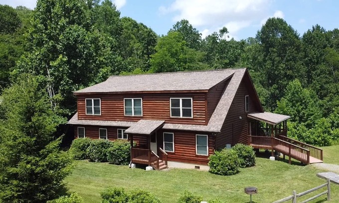 Banner Elk Cabin | Private 7 bedroom/6 bathroom log-cabin in Banner Elk, with WiFi,