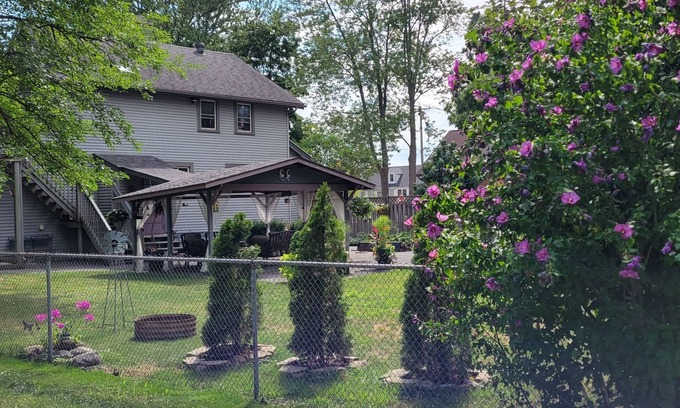 Amherstburg House | Private 800 sq ft Luxurious apartment/separate entrance.