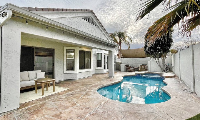 Neely Farms House | Private and Charming Vacation Home near Downton Gilbert - Pool/hot tub/fireplace
