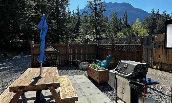 Hope Cabin | Private and cozy cabin with mountain views! Minutes away from historic Hope BC.