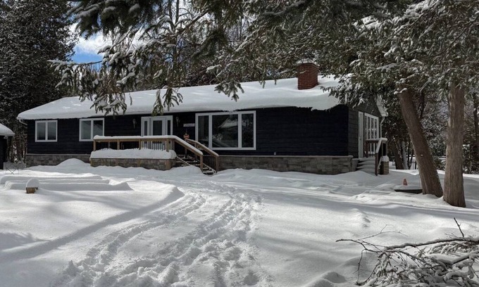 Big Bay Point House | Private and Cozy getaway 2 minutes drive to Friday Harbour -1 hour from Toronto!