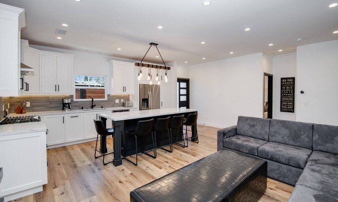 Sherman Oaks House | Private and Modern Getaway in Quiet Neighborhood