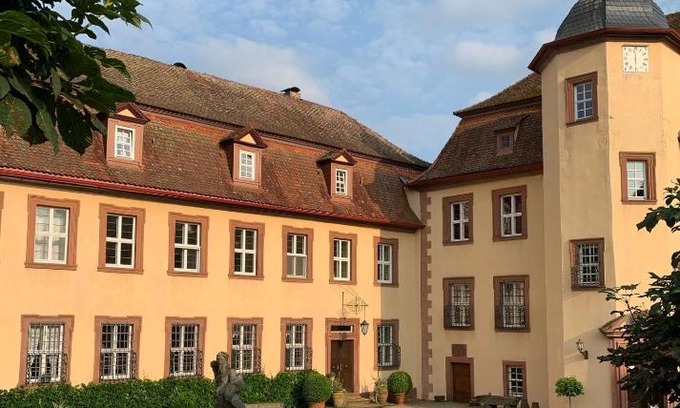 Zeitlofs Apartment | Private apartment in historic castle from 1608 with tenniscourt