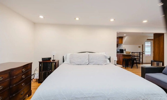 Glen Head Apartment | Private Apartment on tree lined 2 acre estate. Close to beaches, farms and NYC.