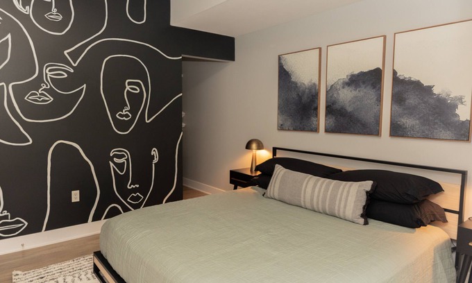 Heartside House | Private Balcony Abstract Apt Dwtn GR w/parking and King Bed