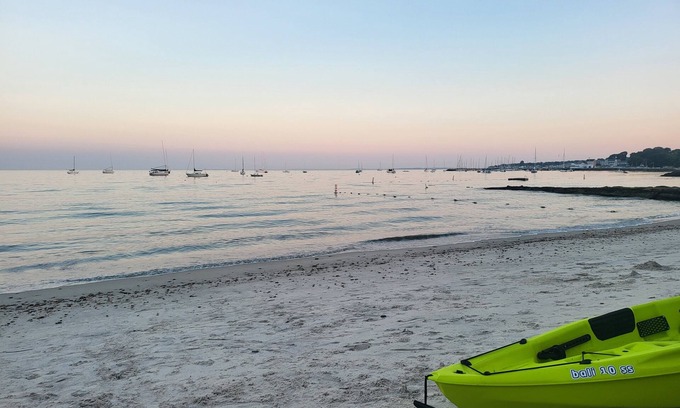 Niantic House | PRIVATE BEACH: A PALACE IN PARADISE @ NIANTIC W/6 QUEENS 1 TWIN BED