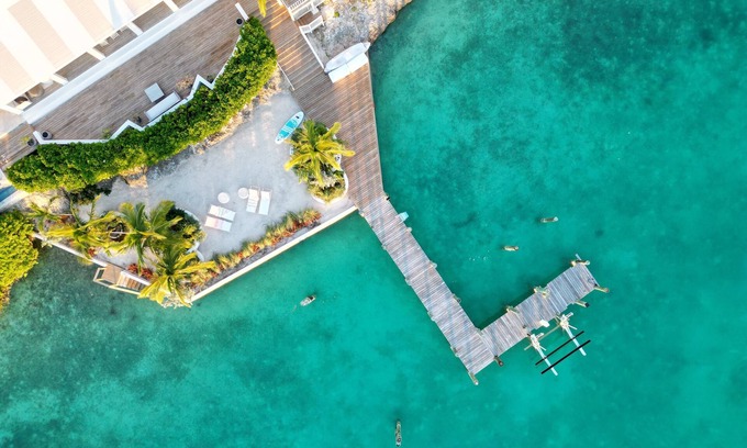 Dunmore Town House | Private Beach And Dock. Coconut Shy Cottage - A Waterfront Private Residence