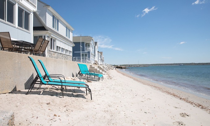 Niantic House | PRIVATE BEACH: BEACHFRONTS & BALCONIES @ NIANTIC W/6 QUEENS