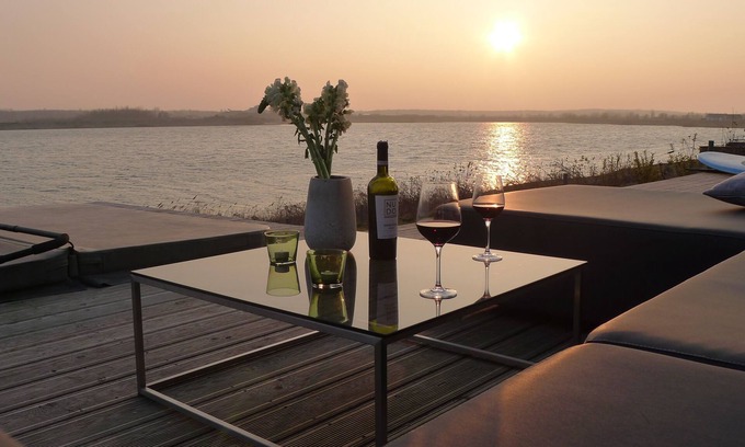 Lobnitz House | Private beach! House 'California' with fireplace, sauna & hot tub right on the lake