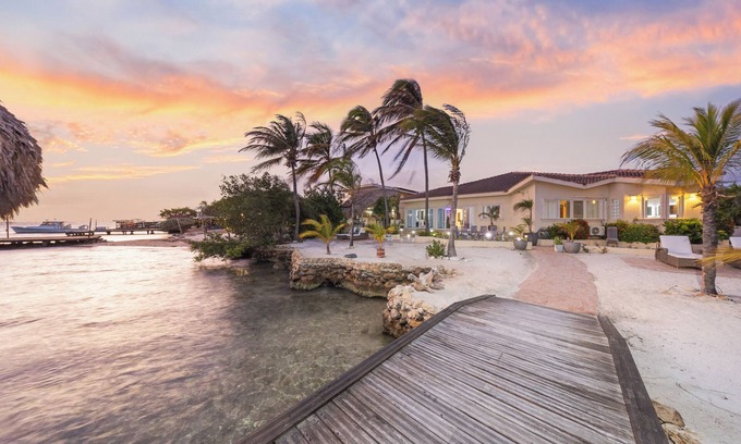 De Bruynewijk Villa | Private Beach * Ocean Front * Boat Dock * Tiki Bar