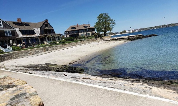 New London House | Private Beach, OceanBeach Passes, Fenced BackYard, Dogs OK, Sailfest 7/13-14