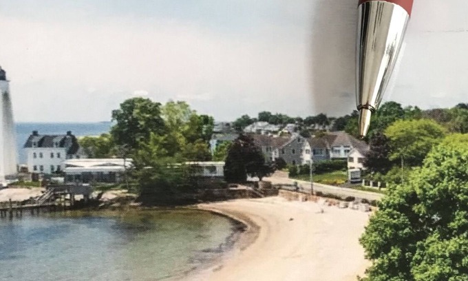 New London House | Private beach, sleeps 6 twobedroom apt. Kayak. Ocean B. Pass