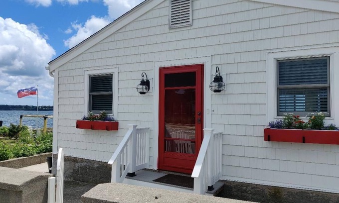 Portsmouth Cottage | Private Beachfront Cottage in Portsmouth, RI