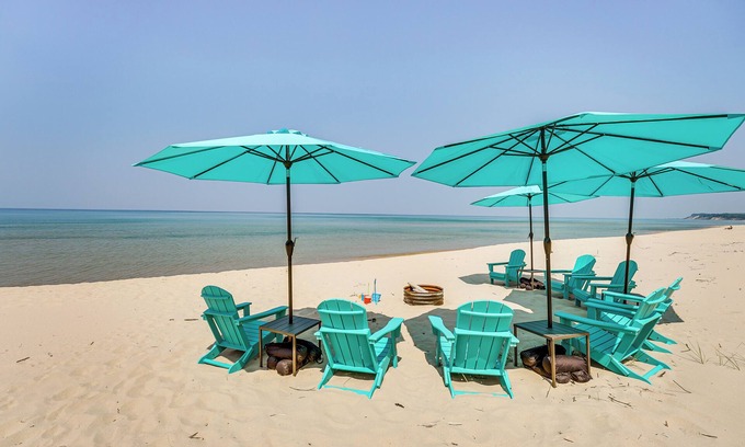 Pentwater House | Private Beachfront Lake Michigan Rental w/Kayaks