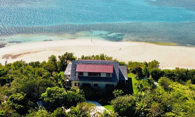 Hope Town House | Private Beachfront Luxury Property with Dock Access