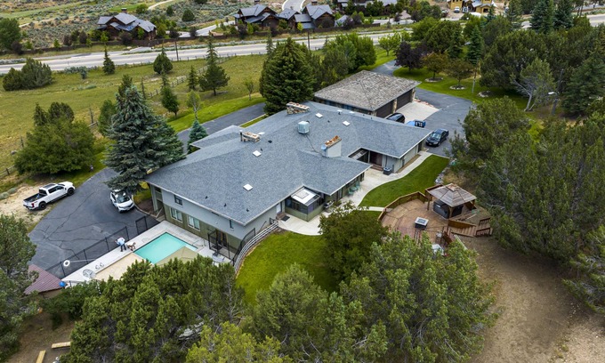Heber Cabin | Private BEAUTIFUL Lodge! Pool, 8400sq ft, 11 beds,Pickleball, Hot tub,Sleeps 50.