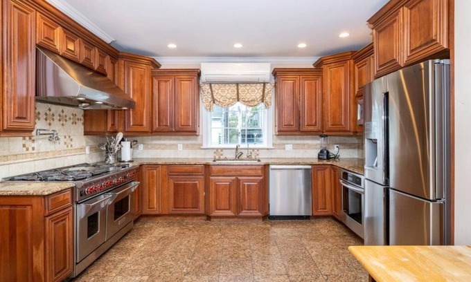 North Side House | Private Bedroom #4 and Bath 26 Min to NYC!