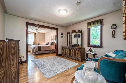 Dartmouth House | Private Bedroom and Bathroom in Dartmouth
